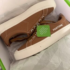 Cariuma Pantone Sneakers